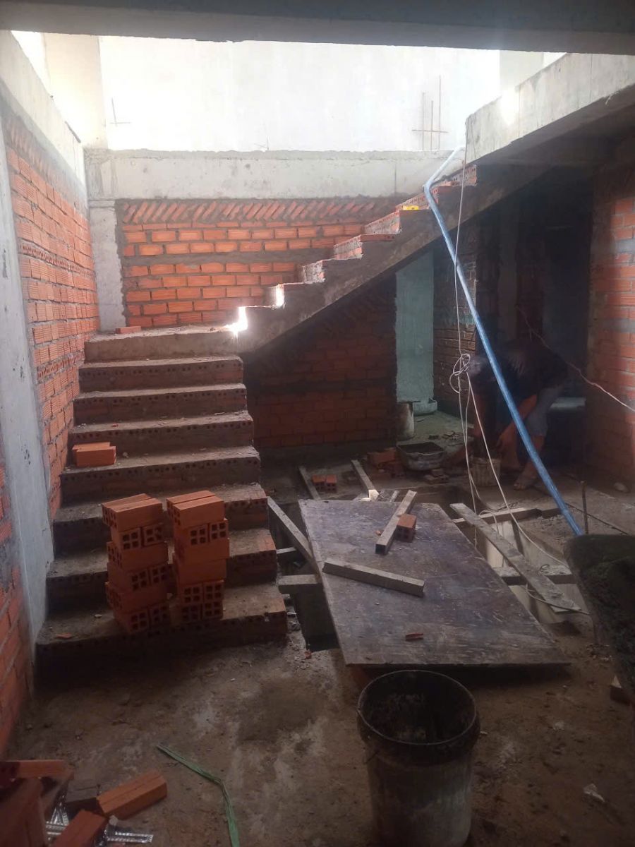 🏠 BTCONS – Top Nhà Thầu Thiết Kế Xây Dựng Biệt Thự Uy Tín Tại TP.HCM: Giải Pháp Xây Dựng Trọn Gói 2025 Tìm kiếm nhà thầu thiết kế xây dựng biệt thự uy tín tại TP.HCM? Đừng bỏ qua bài viết này! Chúng tôi đã tổng hợp và đánh giá danh sách các công ty xây dựng biệt thự chuyên nghiệp, có kinh nghiệm, và được khách hàng tin tưởng nhất hiện nay. Đảm bảo chất lượng công trình, tiến độ và tối ưu chi phí. Xem ngay để chọn được đối tác đáng tin cậy, biến ngôi biệt thự mơ ước của bạn thành hiện thực!  Việc sở hữu một căn biệt thự đẳng cấp tại TP.HCM không chỉ là biểu tượng của sự thành đạt mà còn là tâm huyết về một không gian sống lý tưởng. Tuy nhiên, việc lựa chọn một nhà thầu thiết kế xây dựng biệt thự chuyên nghiệp, uy tín là yếu tố then chốt quyết định chất lượng và tính thẩm mỹ của công trình.  Trong số các công ty xây dựng biệt thự uy tín hàng đầu hiện nay, BTCONS nổi lên như một đối tác đáng tin cậy, cung cấp giải pháp thi công biệt thự trọn gói từ A đến Z, đảm bảo chất lượng vượt trội và tiến độ cam kết.  📌 Thông tin liên hệ BTCONS:  Hotline tư vấn 24/7: 098 674 88 36  BTCONS – Top Nhà Thầu Thiết Kế Xây Dựng Biệt Thự Uy Tín Tại TP.HCM: Giải Pháp Xây Dựng Trọn Gói 2025  I. Phân Loại Dịch Vụ Thiết Kế & Thi Công Biệt Thự Của BTCONS BTCONS cung cấp các gói dịch vụ linh hoạt nhằm đáp ứng tối đa nhu cầu đa dạng của khách hàng:  Dịch vụ	Mô tả	Đối tượng phù hợp Thiết Kế Kiến Trúc & Nội Thất	Triển khai ý tưởng, phối cảnh 3D, hồ sơ kỹ thuật thi công chi tiết.	Khách hàng chỉ cần bản vẽ để tự thi công hoặc đã có nhà thầu phần thô. Thi Công Phần Thô	Thi công móng, kết cấu bê tông cốt thép, tường bao, mái, hệ thống điện nước âm.	Khách hàng muốn tự quản lý phần hoàn thiện và nội thất. Thi Công Biệt Thự Trọn Gói (Chìa Khóa Trao Tay)	Bao gồm trọn gói từ thiết kế, xin phép, thi công phần thô, hoàn thiện, đến nội thất.	Khách hàng bận rộn, muốn tối ưu thời gian, chi phí và đảm bảo sự đồng bộ. Thi Công Hoàn Thiện & Cải Tạo	Lắp đặt gạch ốp lát, sơn nước, hệ thống cửa, thiết bị vệ sinh, nội thất.	Khách hàng có sẵn phần thô hoặc muốn nâng cấp, sửa chữa biệt thự cũ. BTCONS – Top Nhà Thầu Thiết Kế Xây Dựng Biệt Thự Uy Tín Tại TP.HCM: Giải Pháp Xây Dựng Trọn Gói 2025  II. 💰 Bảng Giá Tham Khảo 2025 – Tối Ưu Chi Phí Cùng BTCONS Chi phí là một trong những mối quan tâm hàng đầu khi tìm kiếm nhà thầu xây dựng biệt thự tphcm. BTCONS cam kết mức giá cạnh tranh, minh bạch và vật liệu chất lượng.    1. Bảng Giá Thiết Kế Biệt Thự (Tham Khảo) Phong cách Thiết kế	Đơn giá Thiết kế Kiến Trúc (VNĐ/m²)	Đơn giá Thiết kế Nội Thất (VNĐ/m²) Hiện đại, Tối giản	200.000 – 250.000	250.000 – 300.000 Tân Cổ Điển, Cổ Điển	280.000 – 350.000	350.000 – 450.000 Ưu đãi đặc biệt	Miễn phí 100% khi ký hợp đồng thi công biệt thự trọn gói	   2. Bảng Giá Thi Công Biệt Thự Trọn Gói 2025 (Tham Khảo) Đơn giá được tính dựa trên diện tích sàn xây dựng và chưa bao gồm các yếu tố đặc thù (móng cọc sâu, vật liệu cao cấp, khu vực khó thi công).  Gói Thi Công	Đơn giá Xây Thô (VNĐ/m²)	Đơn giá Trọn Gói (VNĐ/m²) Phổ thông (Cơ bản)	3.500.000 – 4.000.000	7.000.000 – 8.000.000 Trung cấp (Tiêu chuẩn)	4.000.000 – 4.500.000	8.000.000 – 9.500.000 Cao cấp (Luxury)	Trên 4.500.000	Từ 9.500.000 trở lên 📌 Lưu ý: Bảng giá chỉ mang tính chất tham khảo. Để có báo giá chính xác nhất cho công trình của mình, Quý khách vui lòng liên hệ Hotline 098 674 88 36 để được kỹ sư BTCONS khảo sát và tư vấn trực tiếp.  BTCONS – Top Nhà Thầu Thiết Kế Xây Dựng Biệt Thự Uy Tín Tại TP.HCM: Giải Pháp Xây Dựng Trọn Gói 2025  III. Ứng Dụng Công Nghệ & Quy Trình Thi Công Chuyên Nghiệp BTCONS – một nhà thầu uy tín tphcm – áp dụng các tiêu chuẩn và công nghệ hiện đại vào quy trình thi công, đảm bảo độ bền vững và tính thẩm mỹ:  1. Ứng Dụng Công Nghệ: Phần mềm BIM (Building Information Modeling): Ứng dụng trong khâu thiết kế biệt thự tphcm để kiểm soát va chạm, tối ưu kết cấu và tính toán vật liệu chính xác.  Thi công kết cấu chuẩn mực: Sử dụng vật liệu chất lượng, tuân thủ nghiêm ngặt tiêu chuẩn Việt Nam (TCVN) và quốc tế.  Công nghệ chống thấm hiện đại: Đảm bảo công trình bền bỉ với thời tiết khắc nghiệt tại TP.HCM.    2. Quy Trình Thi Công Biệt Thự Trọn Gói 7 Bước: Tiếp nhận thông tin & Khảo sát: Kỹ sư BTCONS gặp gỡ khách hàng, khảo sát hiện trạng đất, thu thập yêu cầu và ngân sách.  Thiết kế sơ bộ & Báo giá: Lên phương án thiết kế kiến trúc, mặt bằng công năng và báo giá chi tiết, minh bạch.  Ký hợp đồng & Thiết kế chi tiết: Hoàn thiện hồ sơ thiết kế kỹ thuật, 3D nội ngoại thất.  Xin phép xây dựng: BTCONS hỗ trợ toàn bộ thủ tục pháp lý.  Thi công: Tiến hành thi công Phần Thô (kết cấu) → Thi công Hoàn Thiện (ốp lát, sơn, lắp đặt thiết bị) → Thi công Nội Thất.  Kiểm tra & Nghiệm thu: Khách hàng và BTCONS tiến hành nghiệm thu từng hạng mục, đảm bảo chất lượng.  Bàn giao & Bảo hành: Bàn giao công trình "chìa khóa trao tay" và bắt đầu thời gian bảo hành dài hạn.  BTCONS – Top Nhà Thầu Thiết Kế Xây Dựng Biệt Thự Uy Tín Tại TP.HCM: Giải Pháp Xây Dựng Trọn Gói 2025  IV. Chia Sẻ Kinh Nghiệm Lựa Chọn Nhà Thầu Xây Dựng Biệt Thự Để tìm được công ty xây dựng biệt thự uy tín tại TP.HCM, gia chủ cần lưu ý những điểm sau:  Kiểm tra Hồ sơ năng lực: Đánh giá kinh nghiệm qua các dự án đã thực hiện (đặc biệt là biệt thự), đội ngũ kiến trúc sư và kỹ sư chuyên môn.  Minh bạch về Vật tư: Yêu cầu nhà thầu cung cấp danh mục vật tư chi tiết (chủng loại, hãng sản xuất, chất lượng) ngay từ đầu và kiểm tra định kỳ trong quá trình thi công.  Hợp đồng rõ ràng: Hợp đồng cần chi tiết về tiến độ, điều khoản phạt, chính sách bảo hành, và cam kết chất lượng.  Tham quan Công trình thực tế: Đây là cách tốt nhất để đánh giá tay nghề thợ, chất lượng thi công và vật liệu thực tế.    V. Chính Sách Khách Hàng Đặc Biệt Tại BTCONS BTCONS luôn đặt lợi ích và sự hài lòng của khách hàng lên hàng đầu thông qua các chính sách:  Cam kết không phát sinh chi phí: BTCONS cam kết thi công đúng theo hợp đồng, trừ khi khách hàng yêu cầu thay đổi thiết kế hoặc vật liệu.  Bảo hành dài hạn: Bảo hành kết cấu từ 5-10 năm, bảo hành phần hoàn thiện 1-2 năm.  Giám sát chặt chẽ: Đội ngũ kỹ sư BTCONS trực tiếp giám sát tại công trường 24/7, đảm bảo an toàn lao động và chất lượng thi công.  Tư vấn Phong thủy chuyên sâu: Hỗ trợ tư vấn bố trí công năng và không gian theo yếu tố phong thủy, mang lại may mắn và thịnh vượng cho gia chủ.    VI. Những Lưu Ý Quan Trọng Trước Khi Bắt Đầu Xây Biệt Thự Lập Ngân Sách chi tiết: Xác định ngân sách tối đa và dự trù thêm 10-15% cho các chi phí phát sinh ngoài dự kiến.  Pháp lý Dự án: Đảm bảo đã có giấy phép xây dựng và hồ sơ thiết kế đã được thẩm định trước khi khởi công.  Thời điểm khởi công: Tránh thi công vào mùa mưa cao điểm (tháng 5 đến tháng 10 tại TP.HCM) để đảm bảo tiến độ công trình.  BTCONS – Với kinh nghiệm và tâm huyết của một nhà thầu uy tín tphcm, chúng tôi tự tin đồng hành cùng Quý khách hàng kiến tạo nên những không gian sống biệt thự đẳng cấp và bền vững.  Thông tin liên hệ:  CÔNG TY TK XD BÁCH TẤN PHÁT (BTCONS) Trụ sở chính: 125/92 LÊ VĂN DUYỆT, PHƯỜNG GIA ĐỊNH, TPHCM  Hotline: 098 674 88 36   Email: bachtanphat79@gmail.com  Website: https://bachtanphat.vn/  Link Fanpage: NHÀ THẦU THIẾT KẾ XÂY DỰNG BÁCH TẤN PHÁT
