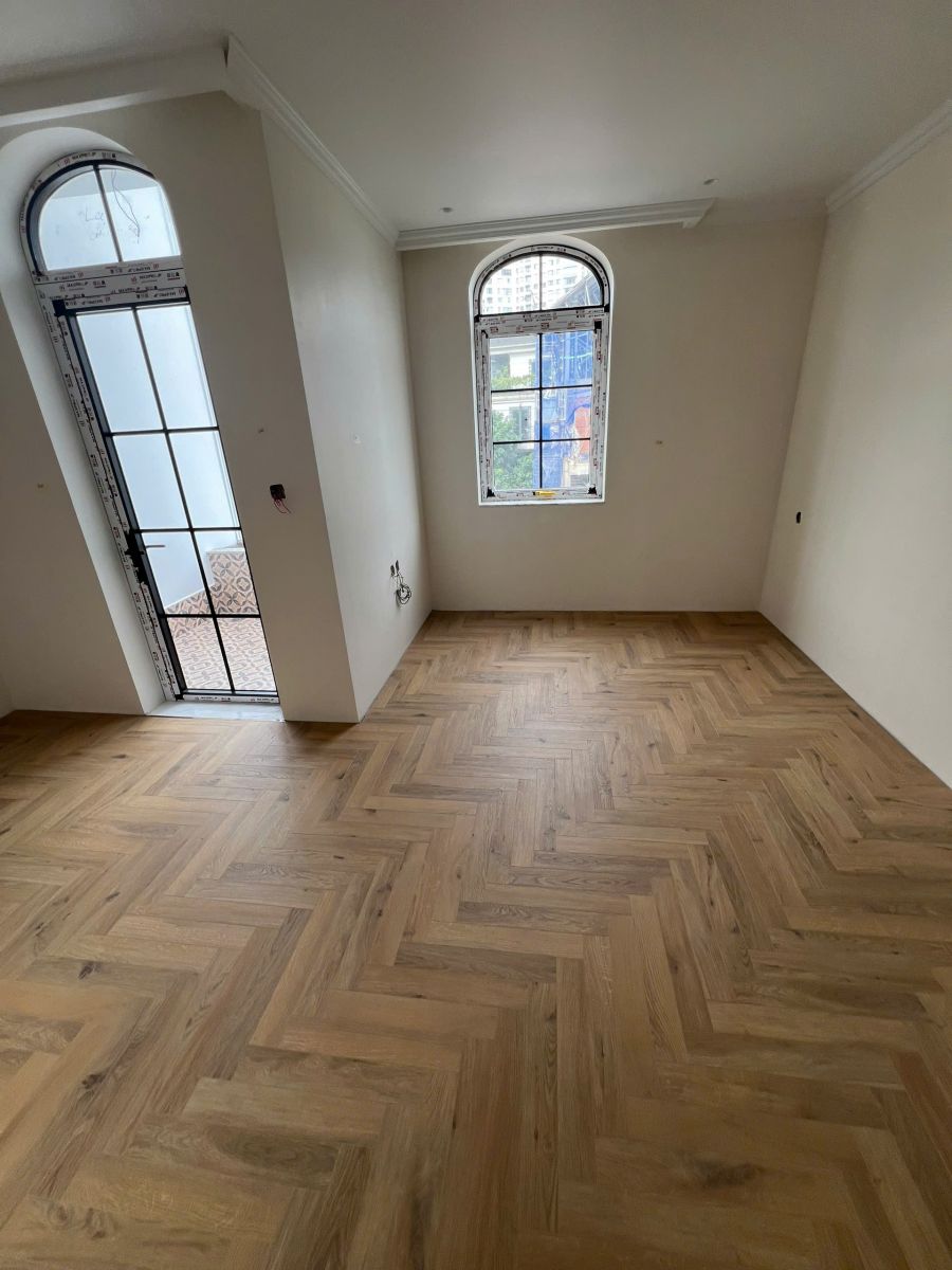 MÁCH BẠN NHÀ THẦU THIẾT KẾ XÂY DỰNG NHÀ PHỐ UY TÍN TẠI QUẬN TÂN PHÚ – BTCONS ✨ Bạn đang tìm nhà thầu thiết kế – xây dựng nhà phố uy tín tại Quận Tân Phú? Đừng bỏ qua bài viết này! Chúng tôi sẽ mách bạn cách chọn đúng đơn vị thi công chuyên nghiệp, đảm bảo thiết kế đẹp – chất lượng bền – giá hợp lý, cùng những bí quyết giúp tiết kiệm chi phí mà vẫn có ngôi nhà mơ ước.👉 Khám phá ngay để biết nhà thầu nào đang được khách hàng tại Tân Phú tin tưởng nhất năm 2025!  Bạn đang tìm kiếm một đơn vị đáng tin cậy để biến ngôi nhà mơ ước của mình thành hiện thực tại khu vực sôi động như Quận Tân Phú? Việc lựa chọn nhà thầu thiết kế xây dựng nhà phố Quận Tân Phú có ý nghĩa quyết định đến chất lượng, tính thẩm mỹ và ngân sách công trình.  BTCONS tự hào là công ty xây dựng nhà phố Tân Phú chuyên nghiệp, nơi kiến tạo nên những không gian sống lý tưởng. Bài viết này sẽ cung cấp cho bạn thông tin toàn diện về quy trình, báo giá, mẫu nhà và kinh nghiệm cần thiết để bạn có thể đưa ra lựa chọn tốt nhất.  Tìm nhà thầu thiết kế xây dựng nhà phố Quận Tân Phú uy tín, chuyên nghiệp, báo giá trọn gói – đẹp, bền, đúng tiến độ. Liên hệ ngay để được tư vấn miễn phí!  I. TẠI SAO NÊN CHỌN NHÀ THẦU THIẾT KẾ XÂY DỰNG NHÀ PHỐ UY TÍN TẠI TÂN PHÚ? Quận Tân Phú, với mật độ dân cư cao và quỹ đất hạn chế, đòi hỏi thiết kế và thi công nhà phố phải tối ưu không gian, đảm bảo an toàn kết cấu và tuân thủ quy hoạch.  BTCONS không chỉ là đơn vị thi công, mà còn là đối tác thiết kế thi công nhà phố TPHCM trọn gói, giúp bạn:  Tối ưu hóa chi phí: Lập dự toán chi tiết, tránh phát sinh.  Đảm bảo chất lượng: Giám sát chặt chẽ vật liệu và kỹ thuật thi công nhà phố hiện đại Tân Phú.  Tiết kiệm thời gian & công sức: Chịu trách nhiệm toàn bộ quy trình từ xin phép đến hoàn thiện, giúp bạn dễ dàng sở hữu căn xây nhà đẹp Quận Tân Phú.    II. CẬP NHẬT BẢNG GIÁ XÂY DỰNG NHÀ PHỐ TRỌN GÓI TÂN PHÚ MỚI NHẤT 2025 Để giúp khách hàng dễ dàng lập ngân sách, BTCONS xin cung cấp hướng dẫn cách tính đơn giá và báo giá xây nhà trọn gói Tân Phú dự kiến cho năm 2025.    1. Cách tính đơn giá xây dựng cơ bản Đơn giá xây nhà thường được tính theo công thức:  $$\text{Tổng chi phí} = \text{Diện tích xây dựng (m}^2\text{)} \times \text{Đơn giá 1m}^2 \text{ (VNĐ)}$$ Trong đó:  Diện tích xây dựng được tính bằng cách nhân hệ số với diện tích sàn thực tế của từng khu vực (Móng, Tầng Trệt, Lầu, Mái, Sân thượng...).  Đơn giá 1m² được phân loại theo gói vật tư.  Tìm nhà thầu thiết kế xây dựng nhà phố Quận Tân Phú uy tín, chuyên nghiệp, báo giá trọn gói – đẹp, bền, đúng tiến độ. Liên hệ ngay để được tư vấn miễn phí!  2. Bảng giá Xây nhà phố trọn gói (Chìa khóa trao tay) 2025 (Dự kiến) Gói Dịch Vụ	Phạm vi Công việc	Đơn giá dự kiến (VNĐ/m²) Gói Tiêu chuẩn	Thiết kế cơ bản, vật tư trung bình, thi công Phần Thô & Hoàn Thiện cơ bản.	$4.800.000 - 5.500.000$ Gói Khá	Thiết kế kiến trúc, vật tư trung cấp, thi công Phần Thô & Hoàn Thiện tốt hơn, đa dạng mẫu mã.	$5.600.000 - 6.500.000$ Gói Cao cấp	Thiết kế chi tiết, vật tư cao cấp, trang thiết bị hiện đại, thẩm mỹ vượt trội.	Từ $6.600.000$ trở lên Lưu ý: Bảng giá trên chỉ mang tính tham khảo, đơn giá chính xác sẽ phụ thuộc vào quy mô, vị trí, phong cách thiết kế nhà phố đẹp Tân Phú và chủng loại vật tư mà Chủ đầu tư lựa chọn.    III. MẪU THIẾT KẾ NHÀ PHỐ ĐẸP & HIỆN ĐẠI TẠI TÂN PHÚ 2025 Xu hướng thiết kế nhà phố đẹp Tân Phú 2025 tập trung vào sự tối giản, hiện đại và tối đa hóa ánh sáng tự nhiên. BTCONS liên tục cập nhật các mẫu mới nhất đáp ứng nhu cầu thẩm mỹ và công năng:  Mẫu Nhà Phố Hiện Đại: Sử dụng hình khối vuông vắn, màu sắc trung tính (trắng, xám), kết hợp vật liệu kính cường lực và cây xanh.  Mẫu Nhà Phố Tân Cổ Điển: Pha trộn nét cổ điển tinh tế với tiện nghi hiện đại, thường có ban công cong và phào chỉ nhẹ nhàng.  Mẫu Nhà Phố Ống Có Giếng Trời: Giải pháp tối ưu cho nhà phố hẹp, giúp lấy sáng và thông gió tự nhiên hiệu quả.  BTCONS cung cấp hồ sơ thiết kế 3D chi tiết, giúp khách hàng hình dung rõ ràng nhất về ngôi nhà của mình trước khi thi công.    IV. QUY TRÌNH THI CÔNG NHÀ PHỐ CHUYÊN NGHIỆP CỦA BTCONS BTCONS áp dụng quy trình xây nhà phố trọn gói Tân Phú 6 bước chuẩn mực, minh bạch:  Bước	Hoạt động chính B1: Tiếp nhận & Tư vấn	Gặp gỡ, khảo sát hiện trạng, tư vấn phong thủy và ngân sách. B2: Thiết kế & Ký hợp đồng	Lên phương án thiết kế sơ bộ $\rightarrow$ Thiết kế chi tiết $\rightarrow$ Ký hợp đồng xây nhà phố trọn gói. B3: Xin phép Xây dựng	BTCONS đại diện Chủ đầu tư hoàn tất thủ tục pháp lý. B4: Thi công Phần Thô	Thi công móng, khung nhà (cột, dầm, sàn), tường bao che và hệ thống cơ điện âm. B5: Thi công Hoàn Thiện	Trát tường, ốp lát gạch, lắp đặt thiết bị vệ sinh, điện chiếu sáng, sơn nước. B6: Bàn giao & Bảo hành	Nghiệm thu, bàn giao nhà và cam kết bảo hành dài hạn theo chính sách khách hàng của BTCONS. Tìm nhà thầu thiết kế xây dựng nhà phố Quận Tân Phú uy tín, chuyên nghiệp, báo giá trọn gói – đẹp, bền, đúng tiến độ. Liên hệ ngay để được tư vấn miễn phí!  V. KINH NGHIỆM CHỌN ĐƠN VỊ THI CÔNG XÂY DỰNG UY TÍN TPHCM Để tìm được nhà thầu xây dựng uy tín TPHCM, đặc biệt là tại Tân Phú, bạn cần lưu ý:  Kiểm tra Hồ sơ pháp lý: Đảm bảo công ty có Giấy phép kinh doanh, mã số thuế rõ ràng.  Xem xét kinh nghiệm: Yêu cầu xem các công trình đã hoàn thành, đặc biệt là các dự án tương tự tại Quận Tân Phú.  Yêu cầu Hợp đồng rõ ràng: Hợp đồng cần minh bạch về đơn giá, chủng loại vật tư, tiến độ và điều khoản bảo hành.  Đánh giá đội ngũ: Đội ngũ kiến trúc sư và kỹ sư phải có kinh nghiệm và nhiệt huyết.  BTCONS cam kết đáp ứng mọi tiêu chí trên với kinh nghiệm lâu năm trong lĩnh vực thiết kế thi công nhà phố TPHCM, mang đến sự an tâm tuyệt đối cho khách hàng.  CÔNG TY CỔ PHẦN TƯ VẤN THIẾT KẾ XÂY DỰNG BTCONS  Nếu bạn đang tìm kiếm một nhà thầu thiết kế xây dựng nhà phố Quận Tân Phú chuyên nghiệp, hãy liên hệ ngay với BTCONS để nhận được sự tư vấn chi tiết và báo giá xây nhà trọn gói tốt nhất.  Thông tin liên hệ:  CÔNG TY TK XD BÁCH TẤN PHÁT (BTCONS) Trụ sở chính: 125/92 LÊ VĂN DUYỆT, PHƯỜNG GIA ĐỊNH, TPHCM  Hotline: 098 674 88 36   Email: bachtanphat79@gmail.com  Website: https://bachtanphat.vn/  Link Fanpage: NHÀ THẦU THIẾT KẾ XÂY DỰNG BÁCH TẤN PHÁT  BTCONS – Kiến tạo không gian sống hoàn hảo cho gia đình bạn!