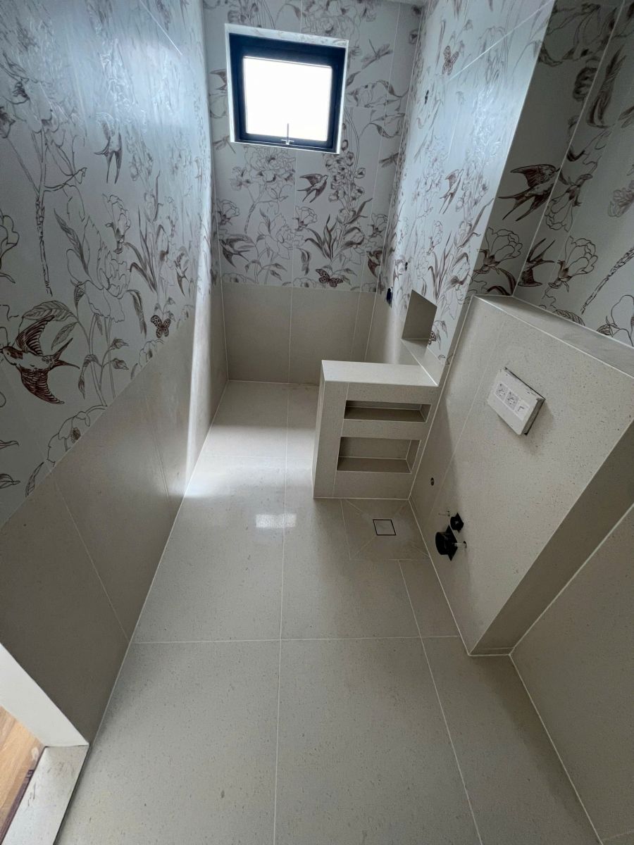 MÁCH BẠN NHÀ THẦU THIẾT KẾ XÂY DỰNG NHÀ PHỐ UY TÍN TẠI QUẬN TÂN PHÚ – BTCONS ✨ Bạn đang tìm nhà thầu thiết kế – xây dựng nhà phố uy tín tại Quận Tân Phú? Đừng bỏ qua bài viết này! Chúng tôi sẽ mách bạn cách chọn đúng đơn vị thi công chuyên nghiệp, đảm bảo thiết kế đẹp – chất lượng bền – giá hợp lý, cùng những bí quyết giúp tiết kiệm chi phí mà vẫn có ngôi nhà mơ ước.👉 Khám phá ngay để biết nhà thầu nào đang được khách hàng tại Tân Phú tin tưởng nhất năm 2025!  Bạn đang tìm kiếm một đơn vị đáng tin cậy để biến ngôi nhà mơ ước của mình thành hiện thực tại khu vực sôi động như Quận Tân Phú? Việc lựa chọn nhà thầu thiết kế xây dựng nhà phố Quận Tân Phú có ý nghĩa quyết định đến chất lượng, tính thẩm mỹ và ngân sách công trình.  BTCONS tự hào là công ty xây dựng nhà phố Tân Phú chuyên nghiệp, nơi kiến tạo nên những không gian sống lý tưởng. Bài viết này sẽ cung cấp cho bạn thông tin toàn diện về quy trình, báo giá, mẫu nhà và kinh nghiệm cần thiết để bạn có thể đưa ra lựa chọn tốt nhất.  Tìm nhà thầu thiết kế xây dựng nhà phố Quận Tân Phú uy tín, chuyên nghiệp, báo giá trọn gói – đẹp, bền, đúng tiến độ. Liên hệ ngay để được tư vấn miễn phí!  I. TẠI SAO NÊN CHỌN NHÀ THẦU THIẾT KẾ XÂY DỰNG NHÀ PHỐ UY TÍN TẠI TÂN PHÚ? Quận Tân Phú, với mật độ dân cư cao và quỹ đất hạn chế, đòi hỏi thiết kế và thi công nhà phố phải tối ưu không gian, đảm bảo an toàn kết cấu và tuân thủ quy hoạch.  BTCONS không chỉ là đơn vị thi công, mà còn là đối tác thiết kế thi công nhà phố TPHCM trọn gói, giúp bạn:  Tối ưu hóa chi phí: Lập dự toán chi tiết, tránh phát sinh.  Đảm bảo chất lượng: Giám sát chặt chẽ vật liệu và kỹ thuật thi công nhà phố hiện đại Tân Phú.  Tiết kiệm thời gian & công sức: Chịu trách nhiệm toàn bộ quy trình từ xin phép đến hoàn thiện, giúp bạn dễ dàng sở hữu căn xây nhà đẹp Quận Tân Phú.    II. CẬP NHẬT BẢNG GIÁ XÂY DỰNG NHÀ PHỐ TRỌN GÓI TÂN PHÚ MỚI NHẤT 2025 Để giúp khách hàng dễ dàng lập ngân sách, BTCONS xin cung cấp hướng dẫn cách tính đơn giá và báo giá xây nhà trọn gói Tân Phú dự kiến cho năm 2025.    1. Cách tính đơn giá xây dựng cơ bản Đơn giá xây nhà thường được tính theo công thức:  $$\text{Tổng chi phí} = \text{Diện tích xây dựng (m}^2\text{)} \times \text{Đơn giá 1m}^2 \text{ (VNĐ)}$$ Trong đó:  Diện tích xây dựng được tính bằng cách nhân hệ số với diện tích sàn thực tế của từng khu vực (Móng, Tầng Trệt, Lầu, Mái, Sân thượng...).  Đơn giá 1m² được phân loại theo gói vật tư.  Tìm nhà thầu thiết kế xây dựng nhà phố Quận Tân Phú uy tín, chuyên nghiệp, báo giá trọn gói – đẹp, bền, đúng tiến độ. Liên hệ ngay để được tư vấn miễn phí!  2. Bảng giá Xây nhà phố trọn gói (Chìa khóa trao tay) 2025 (Dự kiến) Gói Dịch Vụ	Phạm vi Công việc	Đơn giá dự kiến (VNĐ/m²) Gói Tiêu chuẩn	Thiết kế cơ bản, vật tư trung bình, thi công Phần Thô & Hoàn Thiện cơ bản.	$4.800.000 - 5.500.000$ Gói Khá	Thiết kế kiến trúc, vật tư trung cấp, thi công Phần Thô & Hoàn Thiện tốt hơn, đa dạng mẫu mã.	$5.600.000 - 6.500.000$ Gói Cao cấp	Thiết kế chi tiết, vật tư cao cấp, trang thiết bị hiện đại, thẩm mỹ vượt trội.	Từ $6.600.000$ trở lên Lưu ý: Bảng giá trên chỉ mang tính tham khảo, đơn giá chính xác sẽ phụ thuộc vào quy mô, vị trí, phong cách thiết kế nhà phố đẹp Tân Phú và chủng loại vật tư mà Chủ đầu tư lựa chọn.    III. MẪU THIẾT KẾ NHÀ PHỐ ĐẸP & HIỆN ĐẠI TẠI TÂN PHÚ 2025 Xu hướng thiết kế nhà phố đẹp Tân Phú 2025 tập trung vào sự tối giản, hiện đại và tối đa hóa ánh sáng tự nhiên. BTCONS liên tục cập nhật các mẫu mới nhất đáp ứng nhu cầu thẩm mỹ và công năng:  Mẫu Nhà Phố Hiện Đại: Sử dụng hình khối vuông vắn, màu sắc trung tính (trắng, xám), kết hợp vật liệu kính cường lực và cây xanh.  Mẫu Nhà Phố Tân Cổ Điển: Pha trộn nét cổ điển tinh tế với tiện nghi hiện đại, thường có ban công cong và phào chỉ nhẹ nhàng.  Mẫu Nhà Phố Ống Có Giếng Trời: Giải pháp tối ưu cho nhà phố hẹp, giúp lấy sáng và thông gió tự nhiên hiệu quả.  BTCONS cung cấp hồ sơ thiết kế 3D chi tiết, giúp khách hàng hình dung rõ ràng nhất về ngôi nhà của mình trước khi thi công.    IV. QUY TRÌNH THI CÔNG NHÀ PHỐ CHUYÊN NGHIỆP CỦA BTCONS BTCONS áp dụng quy trình xây nhà phố trọn gói Tân Phú 6 bước chuẩn mực, minh bạch:  Bước	Hoạt động chính B1: Tiếp nhận & Tư vấn	Gặp gỡ, khảo sát hiện trạng, tư vấn phong thủy và ngân sách. B2: Thiết kế & Ký hợp đồng	Lên phương án thiết kế sơ bộ $\rightarrow$ Thiết kế chi tiết $\rightarrow$ Ký hợp đồng xây nhà phố trọn gói. B3: Xin phép Xây dựng	BTCONS đại diện Chủ đầu tư hoàn tất thủ tục pháp lý. B4: Thi công Phần Thô	Thi công móng, khung nhà (cột, dầm, sàn), tường bao che và hệ thống cơ điện âm. B5: Thi công Hoàn Thiện	Trát tường, ốp lát gạch, lắp đặt thiết bị vệ sinh, điện chiếu sáng, sơn nước. B6: Bàn giao & Bảo hành	Nghiệm thu, bàn giao nhà và cam kết bảo hành dài hạn theo chính sách khách hàng của BTCONS. Tìm nhà thầu thiết kế xây dựng nhà phố Quận Tân Phú uy tín, chuyên nghiệp, báo giá trọn gói – đẹp, bền, đúng tiến độ. Liên hệ ngay để được tư vấn miễn phí!  V. KINH NGHIỆM CHỌN ĐƠN VỊ THI CÔNG XÂY DỰNG UY TÍN TPHCM Để tìm được nhà thầu xây dựng uy tín TPHCM, đặc biệt là tại Tân Phú, bạn cần lưu ý:  Kiểm tra Hồ sơ pháp lý: Đảm bảo công ty có Giấy phép kinh doanh, mã số thuế rõ ràng.  Xem xét kinh nghiệm: Yêu cầu xem các công trình đã hoàn thành, đặc biệt là các dự án tương tự tại Quận Tân Phú.  Yêu cầu Hợp đồng rõ ràng: Hợp đồng cần minh bạch về đơn giá, chủng loại vật tư, tiến độ và điều khoản bảo hành.  Đánh giá đội ngũ: Đội ngũ kiến trúc sư và kỹ sư phải có kinh nghiệm và nhiệt huyết.  BTCONS cam kết đáp ứng mọi tiêu chí trên với kinh nghiệm lâu năm trong lĩnh vực thiết kế thi công nhà phố TPHCM, mang đến sự an tâm tuyệt đối cho khách hàng.  CÔNG TY CỔ PHẦN TƯ VẤN THIẾT KẾ XÂY DỰNG BTCONS  Nếu bạn đang tìm kiếm một nhà thầu thiết kế xây dựng nhà phố Quận Tân Phú chuyên nghiệp, hãy liên hệ ngay với BTCONS để nhận được sự tư vấn chi tiết và báo giá xây nhà trọn gói tốt nhất.  Thông tin liên hệ:  CÔNG TY TK XD BÁCH TẤN PHÁT (BTCONS) Trụ sở chính: 125/92 LÊ VĂN DUYỆT, PHƯỜNG GIA ĐỊNH, TPHCM  Hotline: 098 674 88 36   Email: bachtanphat79@gmail.com  Website: https://bachtanphat.vn/  Link Fanpage: NHÀ THẦU THIẾT KẾ XÂY DỰNG BÁCH TẤN PHÁT  BTCONS – Kiến tạo không gian sống hoàn hảo cho gia đình bạn!