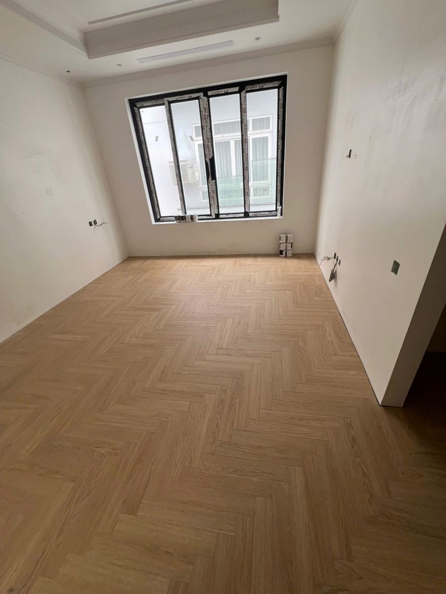 MÁCH BẠN NHÀ THẦU THIẾT KẾ XÂY DỰNG NHÀ PHỐ UY TÍN TẠI QUẬN TÂN PHÚ – BTCONS ✨ Bạn đang tìm nhà thầu thiết kế – xây dựng nhà phố uy tín tại Quận Tân Phú? Đừng bỏ qua bài viết này! Chúng tôi sẽ mách bạn cách chọn đúng đơn vị thi công chuyên nghiệp, đảm bảo thiết kế đẹp – chất lượng bền – giá hợp lý, cùng những bí quyết giúp tiết kiệm chi phí mà vẫn có ngôi nhà mơ ước.👉 Khám phá ngay để biết nhà thầu nào đang được khách hàng tại Tân Phú tin tưởng nhất năm 2025!  Bạn đang tìm kiếm một đơn vị đáng tin cậy để biến ngôi nhà mơ ước của mình thành hiện thực tại khu vực sôi động như Quận Tân Phú? Việc lựa chọn nhà thầu thiết kế xây dựng nhà phố Quận Tân Phú có ý nghĩa quyết định đến chất lượng, tính thẩm mỹ và ngân sách công trình.  BTCONS tự hào là công ty xây dựng nhà phố Tân Phú chuyên nghiệp, nơi kiến tạo nên những không gian sống lý tưởng. Bài viết này sẽ cung cấp cho bạn thông tin toàn diện về quy trình, báo giá, mẫu nhà và kinh nghiệm cần thiết để bạn có thể đưa ra lựa chọn tốt nhất.  Tìm nhà thầu thiết kế xây dựng nhà phố Quận Tân Phú uy tín, chuyên nghiệp, báo giá trọn gói – đẹp, bền, đúng tiến độ. Liên hệ ngay để được tư vấn miễn phí!  I. TẠI SAO NÊN CHỌN NHÀ THẦU THIẾT KẾ XÂY DỰNG NHÀ PHỐ UY TÍN TẠI TÂN PHÚ? Quận Tân Phú, với mật độ dân cư cao và quỹ đất hạn chế, đòi hỏi thiết kế và thi công nhà phố phải tối ưu không gian, đảm bảo an toàn kết cấu và tuân thủ quy hoạch.  BTCONS không chỉ là đơn vị thi công, mà còn là đối tác thiết kế thi công nhà phố TPHCM trọn gói, giúp bạn:  Tối ưu hóa chi phí: Lập dự toán chi tiết, tránh phát sinh.  Đảm bảo chất lượng: Giám sát chặt chẽ vật liệu và kỹ thuật thi công nhà phố hiện đại Tân Phú.  Tiết kiệm thời gian & công sức: Chịu trách nhiệm toàn bộ quy trình từ xin phép đến hoàn thiện, giúp bạn dễ dàng sở hữu căn xây nhà đẹp Quận Tân Phú.    II. CẬP NHẬT BẢNG GIÁ XÂY DỰNG NHÀ PHỐ TRỌN GÓI TÂN PHÚ MỚI NHẤT 2025 Để giúp khách hàng dễ dàng lập ngân sách, BTCONS xin cung cấp hướng dẫn cách tính đơn giá và báo giá xây nhà trọn gói Tân Phú dự kiến cho năm 2025.    1. Cách tính đơn giá xây dựng cơ bản Đơn giá xây nhà thường được tính theo công thức:  $$\text{Tổng chi phí} = \text{Diện tích xây dựng (m}^2\text{)} \times \text{Đơn giá 1m}^2 \text{ (VNĐ)}$$ Trong đó:  Diện tích xây dựng được tính bằng cách nhân hệ số với diện tích sàn thực tế của từng khu vực (Móng, Tầng Trệt, Lầu, Mái, Sân thượng...).  Đơn giá 1m² được phân loại theo gói vật tư.  Tìm nhà thầu thiết kế xây dựng nhà phố Quận Tân Phú uy tín, chuyên nghiệp, báo giá trọn gói – đẹp, bền, đúng tiến độ. Liên hệ ngay để được tư vấn miễn phí!  2. Bảng giá Xây nhà phố trọn gói (Chìa khóa trao tay) 2025 (Dự kiến) Gói Dịch Vụ	Phạm vi Công việc	Đơn giá dự kiến (VNĐ/m²) Gói Tiêu chuẩn	Thiết kế cơ bản, vật tư trung bình, thi công Phần Thô & Hoàn Thiện cơ bản.	$4.800.000 - 5.500.000$ Gói Khá	Thiết kế kiến trúc, vật tư trung cấp, thi công Phần Thô & Hoàn Thiện tốt hơn, đa dạng mẫu mã.	$5.600.000 - 6.500.000$ Gói Cao cấp	Thiết kế chi tiết, vật tư cao cấp, trang thiết bị hiện đại, thẩm mỹ vượt trội.	Từ $6.600.000$ trở lên Lưu ý: Bảng giá trên chỉ mang tính tham khảo, đơn giá chính xác sẽ phụ thuộc vào quy mô, vị trí, phong cách thiết kế nhà phố đẹp Tân Phú và chủng loại vật tư mà Chủ đầu tư lựa chọn.    III. MẪU THIẾT KẾ NHÀ PHỐ ĐẸP & HIỆN ĐẠI TẠI TÂN PHÚ 2025 Xu hướng thiết kế nhà phố đẹp Tân Phú 2025 tập trung vào sự tối giản, hiện đại và tối đa hóa ánh sáng tự nhiên. BTCONS liên tục cập nhật các mẫu mới nhất đáp ứng nhu cầu thẩm mỹ và công năng:  Mẫu Nhà Phố Hiện Đại: Sử dụng hình khối vuông vắn, màu sắc trung tính (trắng, xám), kết hợp vật liệu kính cường lực và cây xanh.  Mẫu Nhà Phố Tân Cổ Điển: Pha trộn nét cổ điển tinh tế với tiện nghi hiện đại, thường có ban công cong và phào chỉ nhẹ nhàng.  Mẫu Nhà Phố Ống Có Giếng Trời: Giải pháp tối ưu cho nhà phố hẹp, giúp lấy sáng và thông gió tự nhiên hiệu quả.  BTCONS cung cấp hồ sơ thiết kế 3D chi tiết, giúp khách hàng hình dung rõ ràng nhất về ngôi nhà của mình trước khi thi công.    IV. QUY TRÌNH THI CÔNG NHÀ PHỐ CHUYÊN NGHIỆP CỦA BTCONS BTCONS áp dụng quy trình xây nhà phố trọn gói Tân Phú 6 bước chuẩn mực, minh bạch:  Bước	Hoạt động chính B1: Tiếp nhận & Tư vấn	Gặp gỡ, khảo sát hiện trạng, tư vấn phong thủy và ngân sách. B2: Thiết kế & Ký hợp đồng	Lên phương án thiết kế sơ bộ $\rightarrow$ Thiết kế chi tiết $\rightarrow$ Ký hợp đồng xây nhà phố trọn gói. B3: Xin phép Xây dựng	BTCONS đại diện Chủ đầu tư hoàn tất thủ tục pháp lý. B4: Thi công Phần Thô	Thi công móng, khung nhà (cột, dầm, sàn), tường bao che và hệ thống cơ điện âm. B5: Thi công Hoàn Thiện	Trát tường, ốp lát gạch, lắp đặt thiết bị vệ sinh, điện chiếu sáng, sơn nước. B6: Bàn giao & Bảo hành	Nghiệm thu, bàn giao nhà và cam kết bảo hành dài hạn theo chính sách khách hàng của BTCONS. Tìm nhà thầu thiết kế xây dựng nhà phố Quận Tân Phú uy tín, chuyên nghiệp, báo giá trọn gói – đẹp, bền, đúng tiến độ. Liên hệ ngay để được tư vấn miễn phí!  V. KINH NGHIỆM CHỌN ĐƠN VỊ THI CÔNG XÂY DỰNG UY TÍN TPHCM Để tìm được nhà thầu xây dựng uy tín TPHCM, đặc biệt là tại Tân Phú, bạn cần lưu ý:  Kiểm tra Hồ sơ pháp lý: Đảm bảo công ty có Giấy phép kinh doanh, mã số thuế rõ ràng.  Xem xét kinh nghiệm: Yêu cầu xem các công trình đã hoàn thành, đặc biệt là các dự án tương tự tại Quận Tân Phú.  Yêu cầu Hợp đồng rõ ràng: Hợp đồng cần minh bạch về đơn giá, chủng loại vật tư, tiến độ và điều khoản bảo hành.  Đánh giá đội ngũ: Đội ngũ kiến trúc sư và kỹ sư phải có kinh nghiệm và nhiệt huyết.  BTCONS cam kết đáp ứng mọi tiêu chí trên với kinh nghiệm lâu năm trong lĩnh vực thiết kế thi công nhà phố TPHCM, mang đến sự an tâm tuyệt đối cho khách hàng.  CÔNG TY CỔ PHẦN TƯ VẤN THIẾT KẾ XÂY DỰNG BTCONS  Nếu bạn đang tìm kiếm một nhà thầu thiết kế xây dựng nhà phố Quận Tân Phú chuyên nghiệp, hãy liên hệ ngay với BTCONS để nhận được sự tư vấn chi tiết và báo giá xây nhà trọn gói tốt nhất.  Thông tin liên hệ:  CÔNG TY TK XD BÁCH TẤN PHÁT (BTCONS) Trụ sở chính: 125/92 LÊ VĂN DUYỆT, PHƯỜNG GIA ĐỊNH, TPHCM  Hotline: 098 674 88 36   Email: bachtanphat79@gmail.com  Website: https://bachtanphat.vn/  Link Fanpage: NHÀ THẦU THIẾT KẾ XÂY DỰNG BÁCH TẤN PHÁT  BTCONS – Kiến tạo không gian sống hoàn hảo cho gia đình bạn!