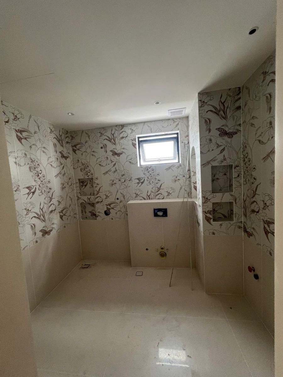 MÁCH BẠN NHÀ THẦU THIẾT KẾ XÂY DỰNG NHÀ PHỐ UY TÍN TẠI QUẬN TÂN PHÚ – BTCONS ✨ Bạn đang tìm nhà thầu thiết kế – xây dựng nhà phố uy tín tại Quận Tân Phú? Đừng bỏ qua bài viết này! Chúng tôi sẽ mách bạn cách chọn đúng đơn vị thi công chuyên nghiệp, đảm bảo thiết kế đẹp – chất lượng bền – giá hợp lý, cùng những bí quyết giúp tiết kiệm chi phí mà vẫn có ngôi nhà mơ ước.👉 Khám phá ngay để biết nhà thầu nào đang được khách hàng tại Tân Phú tin tưởng nhất năm 2025!  Bạn đang tìm kiếm một đơn vị đáng tin cậy để biến ngôi nhà mơ ước của mình thành hiện thực tại khu vực sôi động như Quận Tân Phú? Việc lựa chọn nhà thầu thiết kế xây dựng nhà phố Quận Tân Phú có ý nghĩa quyết định đến chất lượng, tính thẩm mỹ và ngân sách công trình.  BTCONS tự hào là công ty xây dựng nhà phố Tân Phú chuyên nghiệp, nơi kiến tạo nên những không gian sống lý tưởng. Bài viết này sẽ cung cấp cho bạn thông tin toàn diện về quy trình, báo giá, mẫu nhà và kinh nghiệm cần thiết để bạn có thể đưa ra lựa chọn tốt nhất.  Tìm nhà thầu thiết kế xây dựng nhà phố Quận Tân Phú uy tín, chuyên nghiệp, báo giá trọn gói – đẹp, bền, đúng tiến độ. Liên hệ ngay để được tư vấn miễn phí!  I. TẠI SAO NÊN CHỌN NHÀ THẦU THIẾT KẾ XÂY DỰNG NHÀ PHỐ UY TÍN TẠI TÂN PHÚ? Quận Tân Phú, với mật độ dân cư cao và quỹ đất hạn chế, đòi hỏi thiết kế và thi công nhà phố phải tối ưu không gian, đảm bảo an toàn kết cấu và tuân thủ quy hoạch.  BTCONS không chỉ là đơn vị thi công, mà còn là đối tác thiết kế thi công nhà phố TPHCM trọn gói, giúp bạn:  Tối ưu hóa chi phí: Lập dự toán chi tiết, tránh phát sinh.  Đảm bảo chất lượng: Giám sát chặt chẽ vật liệu và kỹ thuật thi công nhà phố hiện đại Tân Phú.  Tiết kiệm thời gian & công sức: Chịu trách nhiệm toàn bộ quy trình từ xin phép đến hoàn thiện, giúp bạn dễ dàng sở hữu căn xây nhà đẹp Quận Tân Phú.    II. CẬP NHẬT BẢNG GIÁ XÂY DỰNG NHÀ PHỐ TRỌN GÓI TÂN PHÚ MỚI NHẤT 2025 Để giúp khách hàng dễ dàng lập ngân sách, BTCONS xin cung cấp hướng dẫn cách tính đơn giá và báo giá xây nhà trọn gói Tân Phú dự kiến cho năm 2025.    1. Cách tính đơn giá xây dựng cơ bản Đơn giá xây nhà thường được tính theo công thức:  $$\text{Tổng chi phí} = \text{Diện tích xây dựng (m}^2\text{)} \times \text{Đơn giá 1m}^2 \text{ (VNĐ)}$$ Trong đó:  Diện tích xây dựng được tính bằng cách nhân hệ số với diện tích sàn thực tế của từng khu vực (Móng, Tầng Trệt, Lầu, Mái, Sân thượng...).  Đơn giá 1m² được phân loại theo gói vật tư.  Tìm nhà thầu thiết kế xây dựng nhà phố Quận Tân Phú uy tín, chuyên nghiệp, báo giá trọn gói – đẹp, bền, đúng tiến độ. Liên hệ ngay để được tư vấn miễn phí!  2. Bảng giá Xây nhà phố trọn gói (Chìa khóa trao tay) 2025 (Dự kiến) Gói Dịch Vụ	Phạm vi Công việc	Đơn giá dự kiến (VNĐ/m²) Gói Tiêu chuẩn	Thiết kế cơ bản, vật tư trung bình, thi công Phần Thô & Hoàn Thiện cơ bản.	$4.800.000 - 5.500.000$ Gói Khá	Thiết kế kiến trúc, vật tư trung cấp, thi công Phần Thô & Hoàn Thiện tốt hơn, đa dạng mẫu mã.	$5.600.000 - 6.500.000$ Gói Cao cấp	Thiết kế chi tiết, vật tư cao cấp, trang thiết bị hiện đại, thẩm mỹ vượt trội.	Từ $6.600.000$ trở lên Lưu ý: Bảng giá trên chỉ mang tính tham khảo, đơn giá chính xác sẽ phụ thuộc vào quy mô, vị trí, phong cách thiết kế nhà phố đẹp Tân Phú và chủng loại vật tư mà Chủ đầu tư lựa chọn.    III. MẪU THIẾT KẾ NHÀ PHỐ ĐẸP & HIỆN ĐẠI TẠI TÂN PHÚ 2025 Xu hướng thiết kế nhà phố đẹp Tân Phú 2025 tập trung vào sự tối giản, hiện đại và tối đa hóa ánh sáng tự nhiên. BTCONS liên tục cập nhật các mẫu mới nhất đáp ứng nhu cầu thẩm mỹ và công năng:  Mẫu Nhà Phố Hiện Đại: Sử dụng hình khối vuông vắn, màu sắc trung tính (trắng, xám), kết hợp vật liệu kính cường lực và cây xanh.  Mẫu Nhà Phố Tân Cổ Điển: Pha trộn nét cổ điển tinh tế với tiện nghi hiện đại, thường có ban công cong và phào chỉ nhẹ nhàng.  Mẫu Nhà Phố Ống Có Giếng Trời: Giải pháp tối ưu cho nhà phố hẹp, giúp lấy sáng và thông gió tự nhiên hiệu quả.  BTCONS cung cấp hồ sơ thiết kế 3D chi tiết, giúp khách hàng hình dung rõ ràng nhất về ngôi nhà của mình trước khi thi công.    IV. QUY TRÌNH THI CÔNG NHÀ PHỐ CHUYÊN NGHIỆP CỦA BTCONS BTCONS áp dụng quy trình xây nhà phố trọn gói Tân Phú 6 bước chuẩn mực, minh bạch:  Bước	Hoạt động chính B1: Tiếp nhận & Tư vấn	Gặp gỡ, khảo sát hiện trạng, tư vấn phong thủy và ngân sách. B2: Thiết kế & Ký hợp đồng	Lên phương án thiết kế sơ bộ $\rightarrow$ Thiết kế chi tiết $\rightarrow$ Ký hợp đồng xây nhà phố trọn gói. B3: Xin phép Xây dựng	BTCONS đại diện Chủ đầu tư hoàn tất thủ tục pháp lý. B4: Thi công Phần Thô	Thi công móng, khung nhà (cột, dầm, sàn), tường bao che và hệ thống cơ điện âm. B5: Thi công Hoàn Thiện	Trát tường, ốp lát gạch, lắp đặt thiết bị vệ sinh, điện chiếu sáng, sơn nước. B6: Bàn giao & Bảo hành	Nghiệm thu, bàn giao nhà và cam kết bảo hành dài hạn theo chính sách khách hàng của BTCONS. Tìm nhà thầu thiết kế xây dựng nhà phố Quận Tân Phú uy tín, chuyên nghiệp, báo giá trọn gói – đẹp, bền, đúng tiến độ. Liên hệ ngay để được tư vấn miễn phí!  V. KINH NGHIỆM CHỌN ĐƠN VỊ THI CÔNG XÂY DỰNG UY TÍN TPHCM Để tìm được nhà thầu xây dựng uy tín TPHCM, đặc biệt là tại Tân Phú, bạn cần lưu ý:  Kiểm tra Hồ sơ pháp lý: Đảm bảo công ty có Giấy phép kinh doanh, mã số thuế rõ ràng.  Xem xét kinh nghiệm: Yêu cầu xem các công trình đã hoàn thành, đặc biệt là các dự án tương tự tại Quận Tân Phú.  Yêu cầu Hợp đồng rõ ràng: Hợp đồng cần minh bạch về đơn giá, chủng loại vật tư, tiến độ và điều khoản bảo hành.  Đánh giá đội ngũ: Đội ngũ kiến trúc sư và kỹ sư phải có kinh nghiệm và nhiệt huyết.  BTCONS cam kết đáp ứng mọi tiêu chí trên với kinh nghiệm lâu năm trong lĩnh vực thiết kế thi công nhà phố TPHCM, mang đến sự an tâm tuyệt đối cho khách hàng.  CÔNG TY CỔ PHẦN TƯ VẤN THIẾT KẾ XÂY DỰNG BTCONS  Nếu bạn đang tìm kiếm một nhà thầu thiết kế xây dựng nhà phố Quận Tân Phú chuyên nghiệp, hãy liên hệ ngay với BTCONS để nhận được sự tư vấn chi tiết và báo giá xây nhà trọn gói tốt nhất.  Thông tin liên hệ:  CÔNG TY TK XD BÁCH TẤN PHÁT (BTCONS) Trụ sở chính: 125/92 LÊ VĂN DUYỆT, PHƯỜNG GIA ĐỊNH, TPHCM  Hotline: 098 674 88 36   Email: bachtanphat79@gmail.com  Website: https://bachtanphat.vn/  Link Fanpage: NHÀ THẦU THIẾT KẾ XÂY DỰNG BÁCH TẤN PHÁT  BTCONS – Kiến tạo không gian sống hoàn hảo cho gia đình bạn!