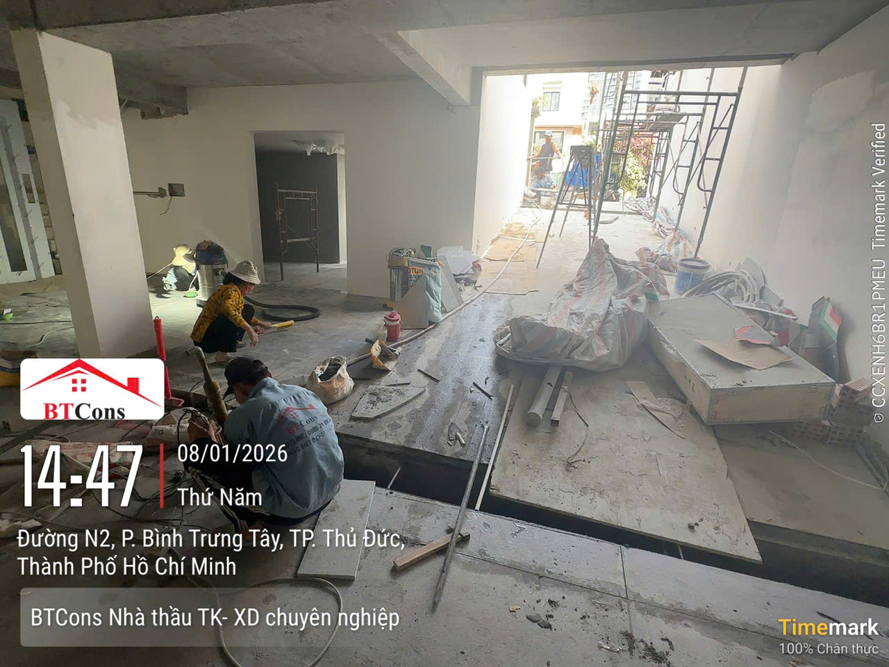 KHẢO SÁT XÂY DỰNG NHÀ PHỐ QUẬN 1 HCM TRỌN GÓI – UY TÍN, BÁO GIÁ CHI TIẾT – BTCONS Bạn đang tìm đơn vị khảo sát xây dựng nhà phố Quận 1 HCM trọn gói, uy tín và chuyên nghiệp? Bài viết này sẽ giúp bạn hiểu rõ quy trình khảo sát trước khi xây dựng, lý do vì sao bước này quan trọng để đảm bảo thi công đúng kỹ thuật, tiết kiệm chi phí và an toàn công trình. Ngoài ra, chúng tôi còn cập nhật bảng báo giá khảo sát – thiết kế – thi công chi tiết mới nhất, giúp bạn dễ dàng so sánh và lựa chọn đơn vị xây dựng phù hợp nhất tại Quận 1. 👉 Cùng xem ngay để biết rõ chi phí và quy trình khảo sát nhà phố trọn gói 2025!  Nền Tảng Vững Chắc Cho Công Trình Đẳng Cấp Tại Trung Tâm Sài Gòn Khảo sát xây dựng nhà phố Quận 1 là bước khởi đầu then chốt, quyết định đến chất lượng, độ an toàn và chi phí của toàn bộ dự án. Đặc thù vị trí trung tâm TP.HCM, nơi có nền đất phức tạp, mật độ xây dựng cao và yêu cầu thẩm mỹ khắt khe, đòi hỏi dịch vụ khảo sát xây dựng nhà ở Quận 1 phải được thực hiện bởi công ty khảo sát xây dựng HCM chuyên nghiệp, uy tín.  BTCONS – Đơn vị hàng đầu cung cấp dịch vụ khảo sát xây dựng trọn gói tại TP.HCM. Chúng tôi cam kết mang đến báo cáo khảo sát chi tiết, chính xác, phục vụ tối ưu cho công tác khảo sát thiết kế nhà phố và thi công, đảm bảo công trình của Quý Khách tại Quận 1 vững chắc, bền đẹp và hợp phong thủy.  Khảo Sát Xây Dựng Nhà Phố Quận 1 HCM Trọn Gói – Uy Tín, Báo Giá Chi Tiết  1. Tầm Quan Trọng Của Khảo Sát Xây Dựng Nhà Phố Quận 1 Khu vực Quận 1, với lịch sử phát triển lâu đời, thường tồn tại các vấn đề về địa chất phức tạp, công trình liền kề và khảo sát hiện trạng nhà phố Quận 1 cũ. Do đó, việc thực hiện khảo sát xây dựng nhà phố HCM chính xác giúp:  Đánh giá chính xác địa chất: Xác định khả năng chịu tải của đất nền, đặc biệt quan trọng đối với nhà cao tầng, từ đó đưa ra giải pháp móng tối ưu (móng băng, móng cọc, móng bè).  Kiểm soát rủi ro: Phát hiện sớm các vấn đề về hiện trạng lún, nứt của công trình lân cận, đưa ra biện pháp thi công an toàn, tránh tranh chấp và sự cố.  Tối ưu chi phí: Dữ liệu khảo sát là cơ sở để thiết kế kết cấu chuẩn xác, tránh lãng phí vật tư do tính toán sai tải trọng hoặc chọn sai phương án móng.  Phục vụ pháp lý: Báo cáo khảo sát địa chất là hồ sơ bắt buộc trong quy trình xin giấy phép xây dựng và hoàn công.  Khảo Sát Xây Dựng Nhà Phố Quận 1 HCM Trọn Gói – Uy Tín, Báo Giá Chi Tiết  2. BẢNG GIÁ THAM KHẢO KHẢO SÁT & THIẾT KẾ NHÀ PHỐ 2025 Chi phí báo giá khảo sát xây dựng nhà phố phụ thuộc vào quy mô, diện tích khu đất, độ sâu thăm dò, và loại hình dịch vụ đi kèm. BTCONS cung cấp dịch vụ khảo sát xây dựng trọn gói với mức giá cạnh tranh và minh bạch.  STT	Hạng Mục Dịch Vụ	Phạm Vi Công Việc	Đơn Vị Tính	Đơn Giá Tham Khảo 2025 (VNĐ) 1	Khảo Sát Địa Chất (Tiêu chuẩn)	1-2 hố khoan sâu 15-25m, thí nghiệm mẫu, lập báo cáo địa chất.	Lô đất/Công trình	18.000.000 – 35.000.000 2	Khảo Sát Hiện Trạng Nhà Phố Quận 1	Đo đạc, kiểm tra kết cấu, đánh giá lún nứt công trình liền kề.	Lô đất/Công trình	5.000.000 – 10.000.000 3	Thiết Kế Kiến Trúc & Kết Cấu	Trọn gói hồ sơ kỹ thuật, điện nước, phối cảnh 3D (Áp dụng khi ký Hợp đồng Xây nhà trọn gói).	Mét vuông sàn (m²)	MIỄN PHÍ 4	Báo Giá Xây Dựng Nhà Phố Trọn Gói	Chi phí xây dựng trọn gói (Phần Thô & Hoàn Thiện, vật tư khá).	Mét vuông sàn (m²)	5.500.000 – 6.800.000  *Lưu ý: Đơn giá trên chỉ mang tính tham khảo và có thể thay đổi tùy thời điểm, yêu cầu chi tiết về số lượng hố khoan, độ sâu. Vui lòng liên hệ BTCONS để nhận báo giá khảo sát xây dựng nhà phố chi tiết và chính xác nhất cho công trình tại Quận 1. Khảo Sát Xây Dựng Nhà Phố Quận 1 HCM Trọn Gói – Uy Tín, Báo Giá Chi Tiết  3. Quy Trình Khảo Sát Thiết Kế Nhà Phố Chuyên Nghiệp Tại BTCONS Quy trình khảo sát xây dựng nhà phố hcm của BTCONS được chuẩn hóa, đảm bảo tính khoa học và hiệu quả cao:  Bước 1: Tiếp Nhận & Khảo Sát Hiện Trạng Nhanh (30 Phút)  Tiếp nhận thông tin yêu cầu khảo sát xây dựng nhà ở Quận 1 qua Hotline.  Kỹ sư BTCONS có mặt tại công trình trong vòng 30 phút để kiểm tra sơ bộ vị trí, điều kiện thi công, và khảo sát hiện trạng nhà phố Quận 1 lân cận.  Bước 2: Lập Nhiệm Vụ & Phương Án Khảo Sát  Dựa trên yêu cầu thiết kế (số tầng, tải trọng), BTCONS lập Nhiệm vụ Khảo sát (vị trí hố khoan, độ sâu, số lượng mẫu thí nghiệm).  Lập Phương án Kỹ thuật Khảo sát chi tiết theo quy chuẩn hiện hành.  Bước 3: Thực Hiện Khảo Sát Địa Chất & Thu Thập Dữ Liệu  Tiến hành khoan thăm dò địa chất và lấy mẫu đất, nước ngầm tại hiện trường.  Gửi mẫu về phòng thí nghiệm chuyên dụng để phân tích các chỉ tiêu cơ lý (cường độ, độ nén lún, độ ẩm...).  Bước 4: Phân Tích & Lập Báo Cáo Khảo Sát  Phân tích dữ liệu, tổng hợp thành Báo cáo Khảo sát Địa chất chi tiết, kết luận về tầng đất, khả năng chịu tải và đề xuất giải pháp móng.  Bước 5: Tư Vấn Thiết Kế & Phong Thủy  Dựa trên Báo cáo Khảo sát, đội ngũ kiến trúc sư và chuyên gia Phong Thủy BTCONS tiến hành khảo sát thiết kế nhà phố sơ bộ.  Tư vấn phong thủy về hướng nhà, cổng, bếp, phòng ngủ, và bố trí công năng tối ưu theo tuổi gia chủ (Mục 4).  Bước 6: Bàn Giao & Hợp Đồng Xây Dựng Trọn Gói  Bàn giao Báo cáo Khảo sát. Chốt phương án thiết kế và báo giá khảo sát xây dựng nhà phố - thiết kế - thi công trọn gói.  Khảo Sát Xây Dựng Nhà Phố Quận 1 HCM Trọn Gói – Uy Tín, Báo Giá Chi TiếtKhảo Sát Xây Dựng Nhà Phố Quận 1 HCM Trọn Gói – Uy Tín, Báo Giá Chi Tiết  4. TƯ VẤN PHONG THỦY ĐẶC THÙ CHO NHÀ PHỐ QUẬN 1 Với kinh nghiệm xây nhà phố tại khu vực trung tâm, BTCONS tích hợp tư vấn phong thủy ngay từ bước khảo sát thiết kế nhà phố để đảm bảo ngôi nhà không chỉ đẹp, vững chãi mà còn mang lại tài lộc, sức khỏe:  Yếu Tố Phong Thủy	Nội Dung Tư Vấn & Giải Pháp Tại Quận 1 Hướng Nhà, Hướng Cổng	Xác định hướng hợp mệnh (Đông Tứ Mệnh/Tây Tứ Mệnh). Giải pháp khắc phục hướng xấu bằng kiến trúc (lệch cổng, cửa phụ, bố trí sân trong). Thiết Kế Không Gian	Nhà phố Quận 1 thường có diện tích hẹp và sâu. Tư vấn giải pháp lấy sáng (giếng trời, sân trong), thông gió hợp lý để tạo Vượng Khí cho ngôi nhà. Bếp & Vệ Sinh	Vị trí bếp (Tọa Hung, Hướng Cát) và nhà vệ sinh (tránh đối diện cửa chính, cửa phòng ngủ) để hóa giải hung khí, giữ tài lộc. Bố Trí Cầu Thang	Tránh đặt cầu thang giữa nhà hoặc đối diện cửa chính. Thiết kế hình dáng cầu thang (xoắn ốc, thẳng) đảm bảo vừa đẹp, tiện dụng, vừa hợp phong thủy.  5. Chính Sách Dịch Vụ & Cam Kết Từ BTCONS Chọn BTCONS cho khảo sát xây dựng nhà phố Quận 1 là chọn sự an tâm tuyệt đối:  Cam Kết Giá Trọn Gói & Minh Bạch: Hợp đồng rõ ràng, chi phí khảo sát xây dựng trọn gói không phát sinh.  Tốc Độ Khảo Sát Nhanh: Khảo sát xây dựng nhà phố hcm và báo giá nhanh chóng (trong vòng 30 phút sau khi nhận yêu cầu).  Bảo Hành Dài Hạn: Bảo hành kết cấu lên đến 05 năm, bảo hành hoàn thiện 01 năm (khi ký hợp đồng xây nhà trọn gói).  Miễn Phí Tư Vấn: Miễn phí 100% chi phí tư vấn, khảo sát thiết kế nhà phố và tư vấn phong thủy sơ bộ.  LIÊN HỆ BTCONS – KHỞI TẠO TỔ ẤM VỮNG CHẮC TẠI QUẬN 1!  Hãy để BTCONS trở thành đối tác tin cậy, giúp Quý Khách sở hữu ngôi nhà phố đẳng cấp, an toàn và thịnh vượng ngay tại trung tâm Sài Gòn.  Thông tin liên hệ:  CÔNG TY TK XD BÁCH TẤN PHÁT (BTCONS) Trụ sở chính: 125/92 Đinh Tiên Hoàng, P.3, Q. Bình Thạnh, TP.HCM  Hotline: 098 674 88 36   Email: bachtanphat79@gmail.com  Website: https://bachtanphat.vn/  Link Fanpage: NHÀ THẦU THIẾT KẾ XÂY DỰNG BÁCH TẤN PHÁT