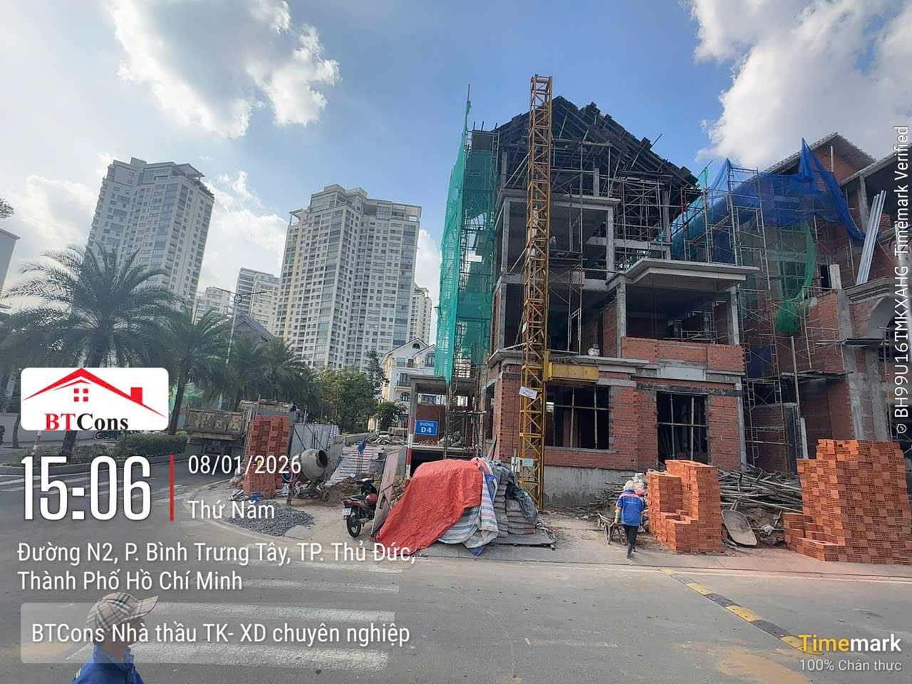 KHẢO SÁT XÂY DỰNG NHÀ PHỐ QUẬN 1 HCM TRỌN GÓI – UY TÍN, BÁO GIÁ CHI TIẾT – BTCONS Bạn đang tìm đơn vị khảo sát xây dựng nhà phố Quận 1 HCM trọn gói, uy tín và chuyên nghiệp? Bài viết này sẽ giúp bạn hiểu rõ quy trình khảo sát trước khi xây dựng, lý do vì sao bước này quan trọng để đảm bảo thi công đúng kỹ thuật, tiết kiệm chi phí và an toàn công trình. Ngoài ra, chúng tôi còn cập nhật bảng báo giá khảo sát – thiết kế – thi công chi tiết mới nhất, giúp bạn dễ dàng so sánh và lựa chọn đơn vị xây dựng phù hợp nhất tại Quận 1. 👉 Cùng xem ngay để biết rõ chi phí và quy trình khảo sát nhà phố trọn gói 2025!  Nền Tảng Vững Chắc Cho Công Trình Đẳng Cấp Tại Trung Tâm Sài Gòn Khảo sát xây dựng nhà phố Quận 1 là bước khởi đầu then chốt, quyết định đến chất lượng, độ an toàn và chi phí của toàn bộ dự án. Đặc thù vị trí trung tâm TP.HCM, nơi có nền đất phức tạp, mật độ xây dựng cao và yêu cầu thẩm mỹ khắt khe, đòi hỏi dịch vụ khảo sát xây dựng nhà ở Quận 1 phải được thực hiện bởi công ty khảo sát xây dựng HCM chuyên nghiệp, uy tín.  BTCONS – Đơn vị hàng đầu cung cấp dịch vụ khảo sát xây dựng trọn gói tại TP.HCM. Chúng tôi cam kết mang đến báo cáo khảo sát chi tiết, chính xác, phục vụ tối ưu cho công tác khảo sát thiết kế nhà phố và thi công, đảm bảo công trình của Quý Khách tại Quận 1 vững chắc, bền đẹp và hợp phong thủy.  Khảo Sát Xây Dựng Nhà Phố Quận 1 HCM Trọn Gói – Uy Tín, Báo Giá Chi Tiết  1. Tầm Quan Trọng Của Khảo Sát Xây Dựng Nhà Phố Quận 1 Khu vực Quận 1, với lịch sử phát triển lâu đời, thường tồn tại các vấn đề về địa chất phức tạp, công trình liền kề và khảo sát hiện trạng nhà phố Quận 1 cũ. Do đó, việc thực hiện khảo sát xây dựng nhà phố HCM chính xác giúp:  Đánh giá chính xác địa chất: Xác định khả năng chịu tải của đất nền, đặc biệt quan trọng đối với nhà cao tầng, từ đó đưa ra giải pháp móng tối ưu (móng băng, móng cọc, móng bè).  Kiểm soát rủi ro: Phát hiện sớm các vấn đề về hiện trạng lún, nứt của công trình lân cận, đưa ra biện pháp thi công an toàn, tránh tranh chấp và sự cố.  Tối ưu chi phí: Dữ liệu khảo sát là cơ sở để thiết kế kết cấu chuẩn xác, tránh lãng phí vật tư do tính toán sai tải trọng hoặc chọn sai phương án móng.  Phục vụ pháp lý: Báo cáo khảo sát địa chất là hồ sơ bắt buộc trong quy trình xin giấy phép xây dựng và hoàn công.  Khảo Sát Xây Dựng Nhà Phố Quận 1 HCM Trọn Gói – Uy Tín, Báo Giá Chi Tiết  2. BẢNG GIÁ THAM KHẢO KHẢO SÁT & THIẾT KẾ NHÀ PHỐ 2025 Chi phí báo giá khảo sát xây dựng nhà phố phụ thuộc vào quy mô, diện tích khu đất, độ sâu thăm dò, và loại hình dịch vụ đi kèm. BTCONS cung cấp dịch vụ khảo sát xây dựng trọn gói với mức giá cạnh tranh và minh bạch.  STT	Hạng Mục Dịch Vụ	Phạm Vi Công Việc	Đơn Vị Tính	Đơn Giá Tham Khảo 2025 (VNĐ) 1	Khảo Sát Địa Chất (Tiêu chuẩn)	1-2 hố khoan sâu 15-25m, thí nghiệm mẫu, lập báo cáo địa chất.	Lô đất/Công trình	18.000.000 – 35.000.000 2	Khảo Sát Hiện Trạng Nhà Phố Quận 1	Đo đạc, kiểm tra kết cấu, đánh giá lún nứt công trình liền kề.	Lô đất/Công trình	5.000.000 – 10.000.000 3	Thiết Kế Kiến Trúc & Kết Cấu	Trọn gói hồ sơ kỹ thuật, điện nước, phối cảnh 3D (Áp dụng khi ký Hợp đồng Xây nhà trọn gói).	Mét vuông sàn (m²)	MIỄN PHÍ 4	Báo Giá Xây Dựng Nhà Phố Trọn Gói	Chi phí xây dựng trọn gói (Phần Thô & Hoàn Thiện, vật tư khá).	Mét vuông sàn (m²)	5.500.000 – 6.800.000  *Lưu ý: Đơn giá trên chỉ mang tính tham khảo và có thể thay đổi tùy thời điểm, yêu cầu chi tiết về số lượng hố khoan, độ sâu. Vui lòng liên hệ BTCONS để nhận báo giá khảo sát xây dựng nhà phố chi tiết và chính xác nhất cho công trình tại Quận 1. Khảo Sát Xây Dựng Nhà Phố Quận 1 HCM Trọn Gói – Uy Tín, Báo Giá Chi Tiết  3. Quy Trình Khảo Sát Thiết Kế Nhà Phố Chuyên Nghiệp Tại BTCONS Quy trình khảo sát xây dựng nhà phố hcm của BTCONS được chuẩn hóa, đảm bảo tính khoa học và hiệu quả cao:  Bước 1: Tiếp Nhận & Khảo Sát Hiện Trạng Nhanh (30 Phút)  Tiếp nhận thông tin yêu cầu khảo sát xây dựng nhà ở Quận 1 qua Hotline.  Kỹ sư BTCONS có mặt tại công trình trong vòng 30 phút để kiểm tra sơ bộ vị trí, điều kiện thi công, và khảo sát hiện trạng nhà phố Quận 1 lân cận.  Bước 2: Lập Nhiệm Vụ & Phương Án Khảo Sát  Dựa trên yêu cầu thiết kế (số tầng, tải trọng), BTCONS lập Nhiệm vụ Khảo sát (vị trí hố khoan, độ sâu, số lượng mẫu thí nghiệm).  Lập Phương án Kỹ thuật Khảo sát chi tiết theo quy chuẩn hiện hành.  Bước 3: Thực Hiện Khảo Sát Địa Chất & Thu Thập Dữ Liệu  Tiến hành khoan thăm dò địa chất và lấy mẫu đất, nước ngầm tại hiện trường.  Gửi mẫu về phòng thí nghiệm chuyên dụng để phân tích các chỉ tiêu cơ lý (cường độ, độ nén lún, độ ẩm...).  Bước 4: Phân Tích & Lập Báo Cáo Khảo Sát  Phân tích dữ liệu, tổng hợp thành Báo cáo Khảo sát Địa chất chi tiết, kết luận về tầng đất, khả năng chịu tải và đề xuất giải pháp móng.  Bước 5: Tư Vấn Thiết Kế & Phong Thủy  Dựa trên Báo cáo Khảo sát, đội ngũ kiến trúc sư và chuyên gia Phong Thủy BTCONS tiến hành khảo sát thiết kế nhà phố sơ bộ.  Tư vấn phong thủy về hướng nhà, cổng, bếp, phòng ngủ, và bố trí công năng tối ưu theo tuổi gia chủ (Mục 4).  Bước 6: Bàn Giao & Hợp Đồng Xây Dựng Trọn Gói  Bàn giao Báo cáo Khảo sát. Chốt phương án thiết kế và báo giá khảo sát xây dựng nhà phố - thiết kế - thi công trọn gói.  Khảo Sát Xây Dựng Nhà Phố Quận 1 HCM Trọn Gói – Uy Tín, Báo Giá Chi TiếtKhảo Sát Xây Dựng Nhà Phố Quận 1 HCM Trọn Gói – Uy Tín, Báo Giá Chi Tiết  4. TƯ VẤN PHONG THỦY ĐẶC THÙ CHO NHÀ PHỐ QUẬN 1 Với kinh nghiệm xây nhà phố tại khu vực trung tâm, BTCONS tích hợp tư vấn phong thủy ngay từ bước khảo sát thiết kế nhà phố để đảm bảo ngôi nhà không chỉ đẹp, vững chãi mà còn mang lại tài lộc, sức khỏe:  Yếu Tố Phong Thủy	Nội Dung Tư Vấn & Giải Pháp Tại Quận 1 Hướng Nhà, Hướng Cổng	Xác định hướng hợp mệnh (Đông Tứ Mệnh/Tây Tứ Mệnh). Giải pháp khắc phục hướng xấu bằng kiến trúc (lệch cổng, cửa phụ, bố trí sân trong). Thiết Kế Không Gian	Nhà phố Quận 1 thường có diện tích hẹp và sâu. Tư vấn giải pháp lấy sáng (giếng trời, sân trong), thông gió hợp lý để tạo Vượng Khí cho ngôi nhà. Bếp & Vệ Sinh	Vị trí bếp (Tọa Hung, Hướng Cát) và nhà vệ sinh (tránh đối diện cửa chính, cửa phòng ngủ) để hóa giải hung khí, giữ tài lộc. Bố Trí Cầu Thang	Tránh đặt cầu thang giữa nhà hoặc đối diện cửa chính. Thiết kế hình dáng cầu thang (xoắn ốc, thẳng) đảm bảo vừa đẹp, tiện dụng, vừa hợp phong thủy.  5. Chính Sách Dịch Vụ & Cam Kết Từ BTCONS Chọn BTCONS cho khảo sát xây dựng nhà phố Quận 1 là chọn sự an tâm tuyệt đối:  Cam Kết Giá Trọn Gói & Minh Bạch: Hợp đồng rõ ràng, chi phí khảo sát xây dựng trọn gói không phát sinh.  Tốc Độ Khảo Sát Nhanh: Khảo sát xây dựng nhà phố hcm và báo giá nhanh chóng (trong vòng 30 phút sau khi nhận yêu cầu).  Bảo Hành Dài Hạn: Bảo hành kết cấu lên đến 05 năm, bảo hành hoàn thiện 01 năm (khi ký hợp đồng xây nhà trọn gói).  Miễn Phí Tư Vấn: Miễn phí 100% chi phí tư vấn, khảo sát thiết kế nhà phố và tư vấn phong thủy sơ bộ.  LIÊN HỆ BTCONS – KHỞI TẠO TỔ ẤM VỮNG CHẮC TẠI QUẬN 1!  Hãy để BTCONS trở thành đối tác tin cậy, giúp Quý Khách sở hữu ngôi nhà phố đẳng cấp, an toàn và thịnh vượng ngay tại trung tâm Sài Gòn.  Thông tin liên hệ:  CÔNG TY TK XD BÁCH TẤN PHÁT (BTCONS) Trụ sở chính: 125/92 Đinh Tiên Hoàng, P.3, Q. Bình Thạnh, TP.HCM  Hotline: 098 674 88 36   Email: bachtanphat79@gmail.com  Website: https://bachtanphat.vn/  Link Fanpage: NHÀ THẦU THIẾT KẾ XÂY DỰNG BÁCH TẤN PHÁT